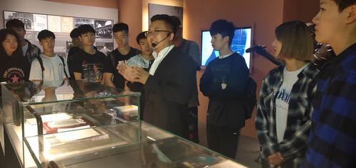 上海体院“冠军思政课”在中国乒乓球博物馆开讲