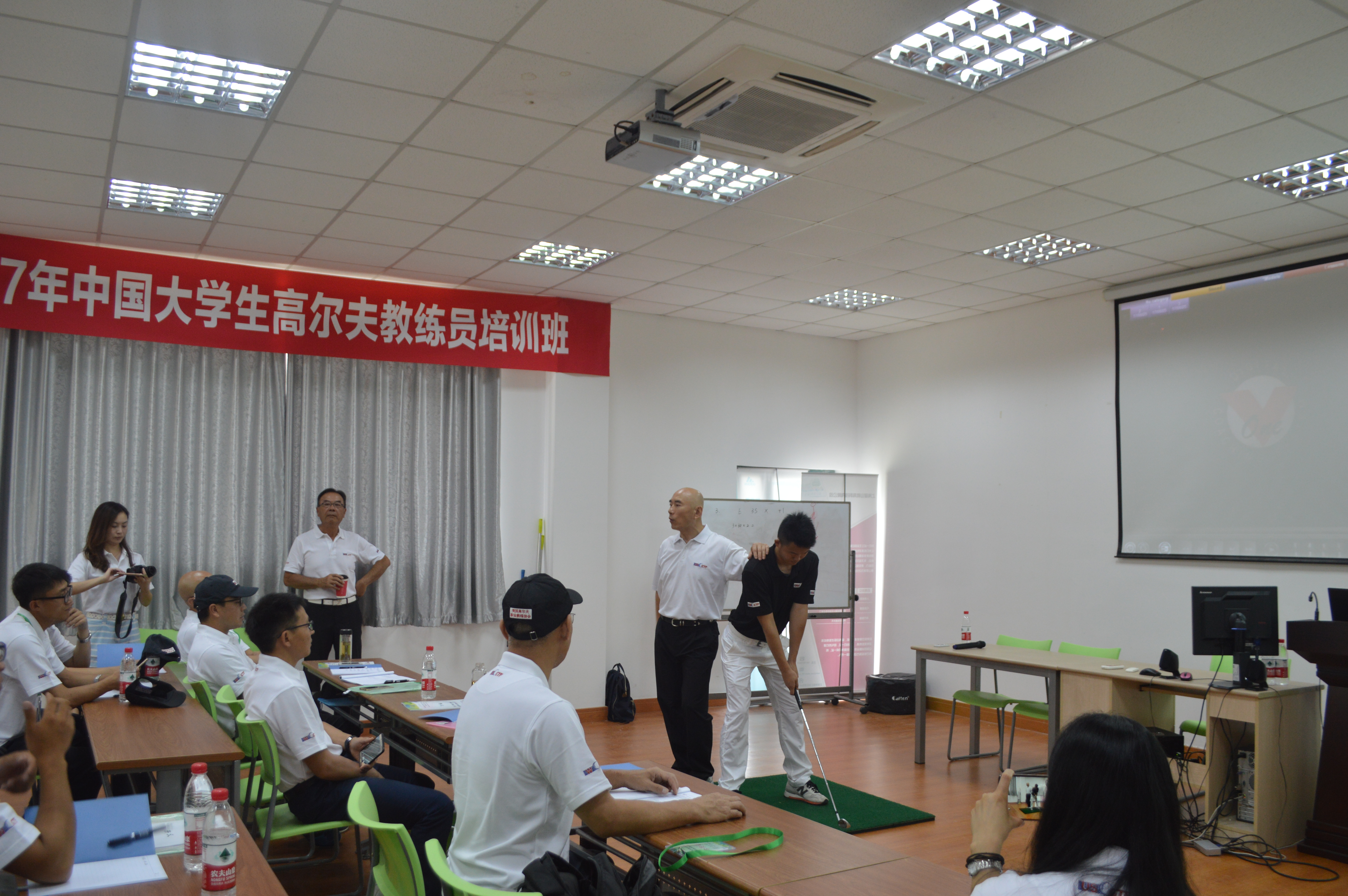 本网讯 近日,借力行业力量,强化项目技能水平系列活动在体育休闲与艺术学院顺利闭幕,本次活动在科学训练理论和实践经验总结的基础上,注重将传统与时尚相结合,民族特色与国际视野相结合,以提高学生学习成效为主要目标,强调学生的学习性,实践性和过程性的融合。 系列活动一:中国大学生高尔夫教练员培训交流会 6月26日至7月1日,第一期中国大学生高尔夫教练员培训班在我院举办。本次培训班由中国大学生体育协会主办,上海体育学院承办,美国高尔夫职业教练协会协办。培训讲师团队由上海视觉艺术学院高尔夫运动与管理专业学科带头