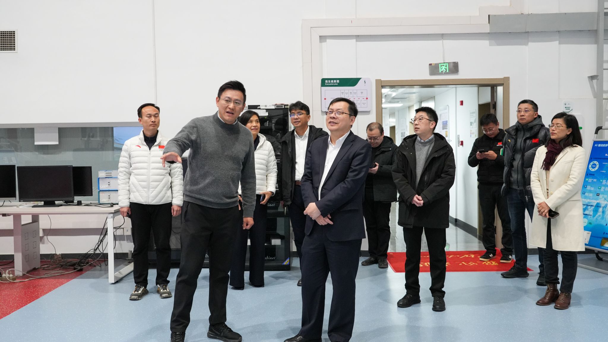 市教委副主任赵震一行到学校调研