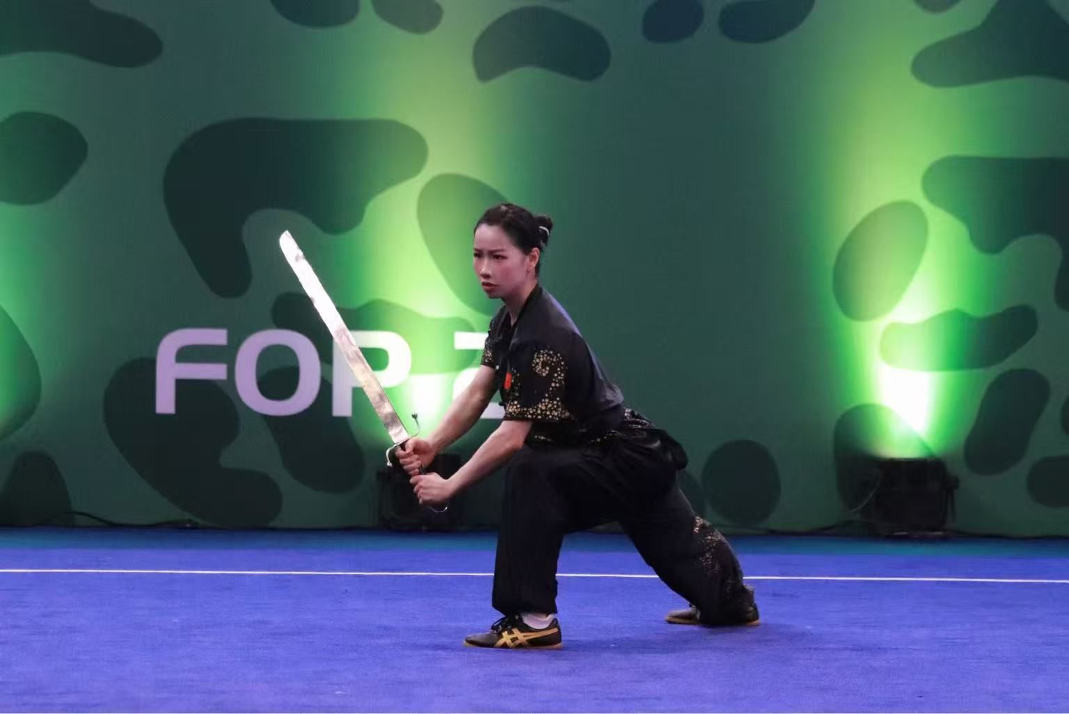 武术学院2025级本科生张雅玲获世界武术锦标赛女子南刀冠军-上海体育大学