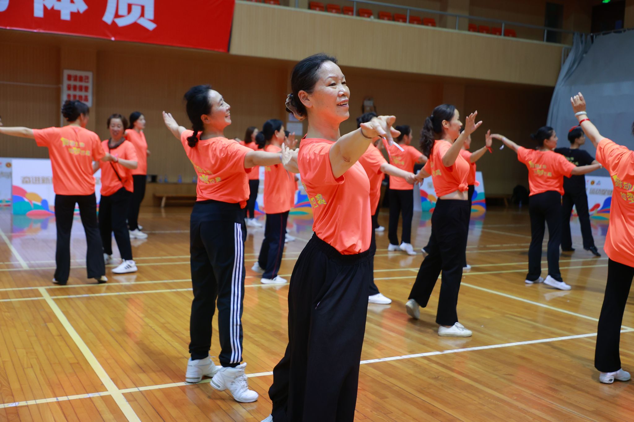 我校艺术学院师生应邀参与全国社会体育指导员体育舞蹈公益培训活动